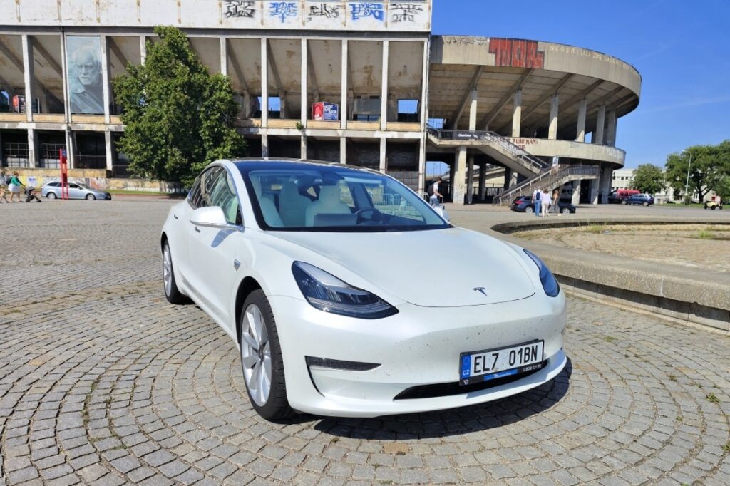 Elektromobily ztrácí po třech letech až polovinu hodnoty. Nejhůře ze srovnání vychází Tesla